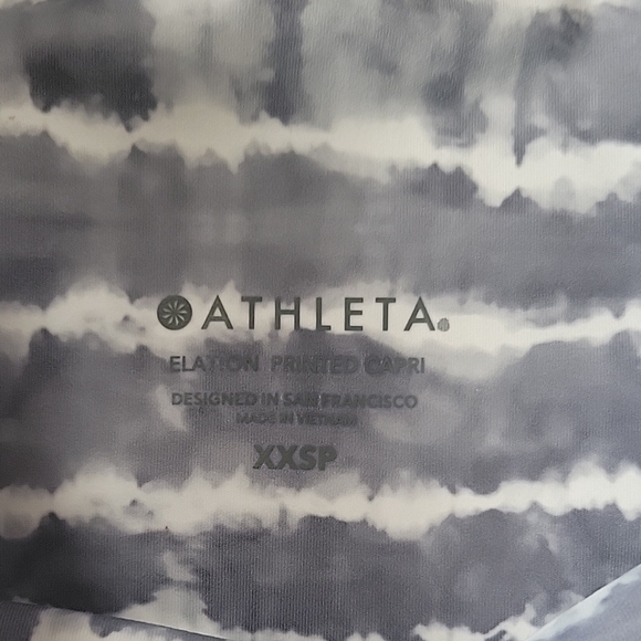 Athleta Gray and White Capris with Stretchy Fabric and Unique Pattern - Picture 4 of 5